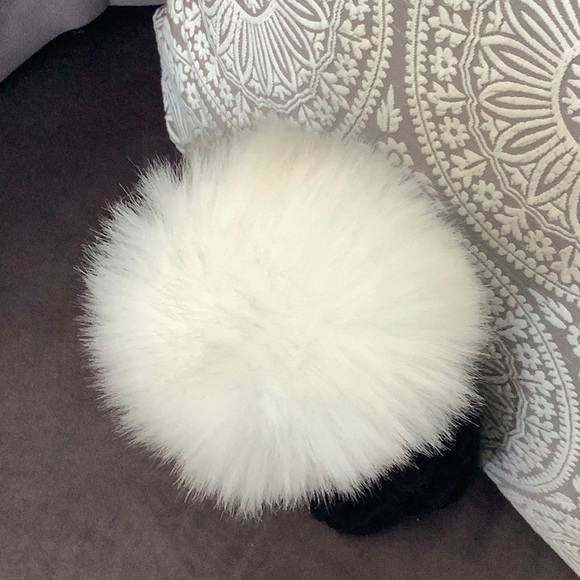 Kyi Kyi NWOT Knitted Faux Fur Pom Pom Hat